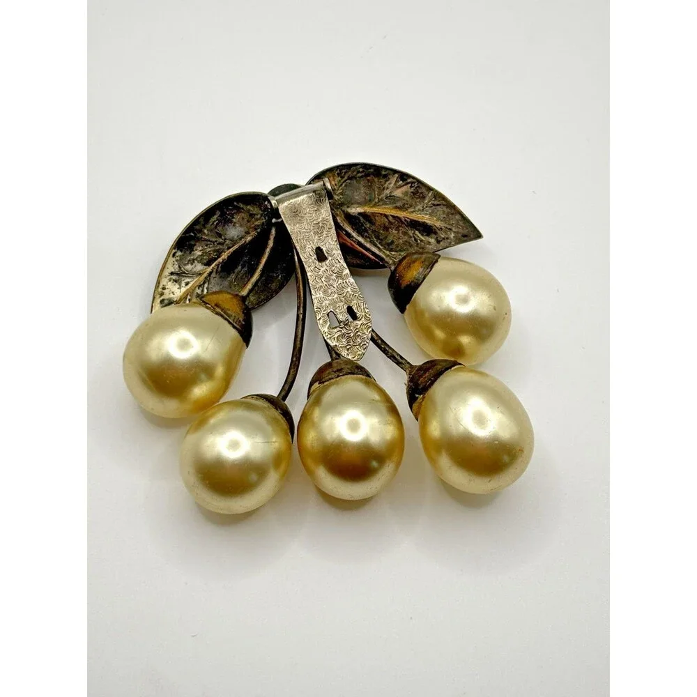Vintage Faux Pearl Clip Teardrop Design Bronze Leafy Setting Jewelry Brooch Pin